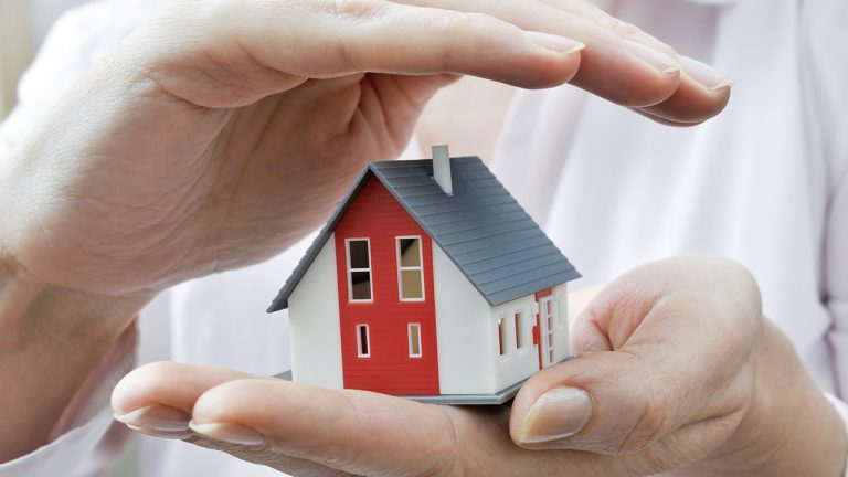 découvrez comment profiter d'une baisse des tarifs de votre assurance habitation cet automne et économisez en protégeant efficacement votre logement.