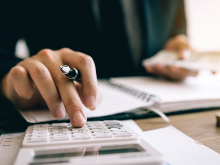 découvrez pourquoi les français changent rarement d'assurance auto et habitation, les facteurs influençant leur fidélité et les avantages à comparer les offres.