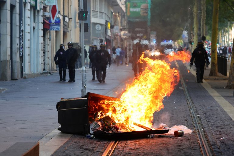 découvrez comment choisir une assurance habitation adaptée pour 2026, couvrant les risques liés aux émeutes et garantissant la protection de votre domicile.