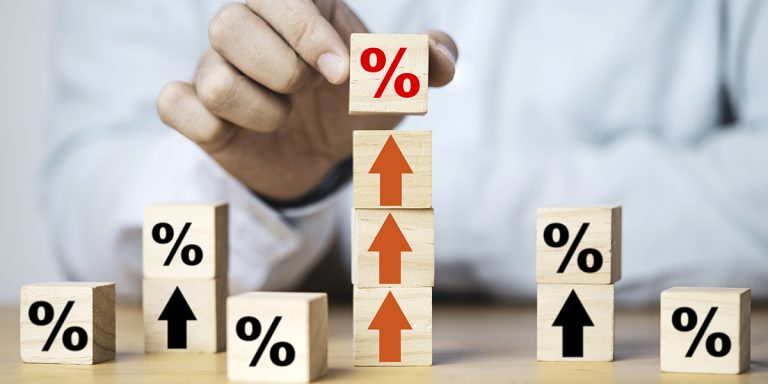 découvrez les raisons de la hausse des coûts de l'assurance habitation et comment optimiser votre contrat pour économiser.